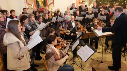 Bild: do
Mit einer fröhlichen, weihnachtlich angehauchten musikalischen Gestaltung imponieren am Vorabend zum Dreikönigsfest der Chor der Pfarrgemeinde, das Jugendstreichorchester der Musikschule, die Solistinnen Anna Ott und Teresa Trummer sowie Organist Walter Thurn. Unter der Gesamtleitung von Joachim Steppert erklingt die Pastoralmesse von Anton Diabelli, auch „Hirtenmesse“ genannt.