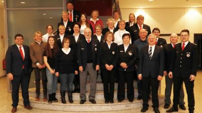 Bild: njn
Die neu aufgenommenen Mitglieder sowie die BRK-Bereitschaftsmitglieder, die mit Jahresspangen für aktive Dienstzeit sowie für die Flüchtlingshilfe ausgezeichnet wurden. Auf dem Bild (von links) BRK-Kreisgeschäftsführer Holger Schedl, stellvertretende Kreisvorsitzende Eva von Podewils sowie (von rechts) BRK-Bereitschaftsleiter Sven Lehner, Kreisbereitschaftsleiter Christian Stahl und zweiter Bürgermeister Johannes Reger (vierter von rechts).