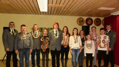 Bild: bey
Schützenmeister Peter Meier (links) und Stellvertreter Bernhard Frischholz (rechts) ehren die neuen Schützenkönige und übergeben die Königsketten: Für die Vizekönige gibt es die Wurstkette, für die Drittplatzierten die Brezenkette. Julius Kellner (Dritter von rechts) ist Schützenkaiser.