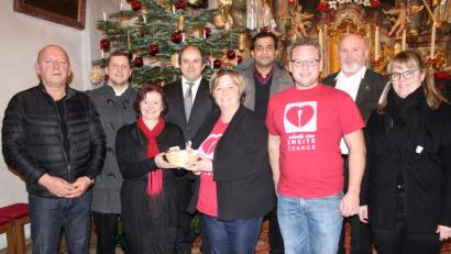 Bild: soj
Unter dem Christbaum konnten die Initiatoren der Typisierungsaktion die Spende von 600 Euro entgegennehmen
v.links Josef Söllner, Johannes Prechtl, Karin Kuhbandner, Martin Kopp, Sandra Schmelber, Pfarrer Anish George, Johannes Bauer, Hubert Knott, Franziska Knott