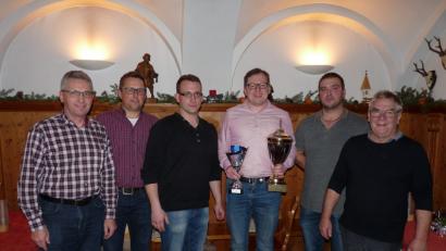 Bild: flm
Markus Waller (3. von rechts) entschied den Preisschafkopf der Feuerwehr Waldsassen für sich, gefolgt von Benjamin Müller (3. von links) und Stefan Waidhas (2. von rechts). Vorsitzender Dr. Wolfgang Fortelny (rechts), Organisator Hermann Müller (links) und Kommandant Tobias Tippmann (2. von links) gratulierten.