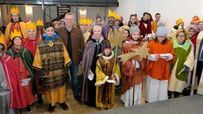 Bild: Hirsch
Dekan Hans Amann (rechts) und Oberbürgermeister Andreas Feller sandten die Sternsinger aus.