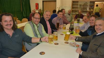 Bild: jr
Beim Stärketrinken prosten sich (von links) die Gemeinderäte Max Ernstberger, Max Zintl, Bürgermeister Johann Burger und Josef Siller mit (von rechts) Bürgermeister Roland Grillmeier und Martin Teubner zu: Auch in Leonberg lässt die Landtagskoalition grüßen.