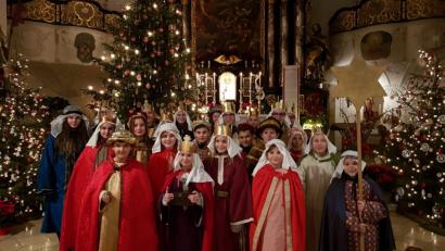 Bild: mng
Festlich gewandet erhalten die Sternsinger den Segen von Stadtpfarrer Edmund Prechtl, um diesen an die Bürger weiterzugeben.