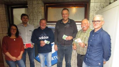 Bild: ffz
Zweite Vorsitzende Ramona Rauch (von links) gratuliert den ersten vier Gewinnern des Preisschafkopfes: Josef Hauser (4. Platz, Gutschein), Reinhard Hübner (3. Platz, 100 Euro), Robert Weyh (2. Platz, 200 Euro), Wenzl Landgraf (1. Platz, 300 Euro). Kassier Uwe Hautmann überreicht die Preise.