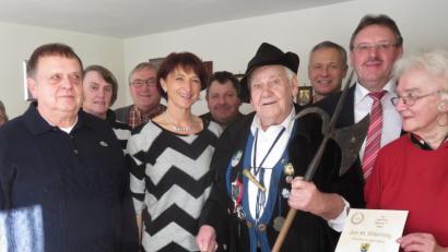 Bild: rha
Groß ist die Gratulantenschar bereits am Vormittag des 85. Geburtstags von Josef Eierer, dem langjährigen Nachtwächter von Vilseck (von links): Hermann Kraus, Josef Amann, Christine Schedl, Josef Schönl, Maria Grädler, Josef Finster, der Jubilar Josef Eierer, Zweiter Bürgermeister Thorsten Grädler, Bürgermeister Hans-Martin Schertl und Anna Margaretha Eierer.