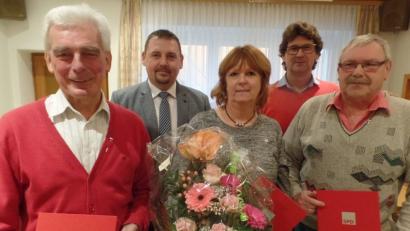 Bild: Brendel, Hubert (BR)
Letztmals wurden treue Sozialdemokraten des Ortsvereins Neustadt am Kulm/Vorbach für langjährige Mitgliedschaft geehrt. (Von links), Alfons Foitzik, Kreisverbandsvorsitzender Markus Ludwig, Vorsitzende Silvia Szydlik, Fritz Betzl vom SPD-Ortsverein Eschenbach sowie Horst Priebe.