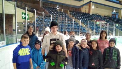 Bild: gi
Schlittschuh fahren im Weidener Eisstadion machte den Tröbeser Ministranten großen Spaß. Organisiert haben dies die beiden Oberministranten.