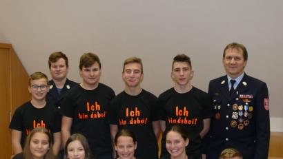 Bild: ga
Glücklich strahlten die Jugendlichen der Unterauerbacher Feuerwehr, als ihnen nach der erfolgreich absolvierten „Jugendflamme1“ die Abzeichen überreicht wurden.