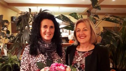 Bild: lsy
Mit Aurelia Fritsch (links) verfügt der Gymnastikclub Schmidgaden über eine weitere Übungsleiterin mit B-Lizenz. Vorsitzende Lydia Magdalena Schimmer gratulierte zur bestandenen Prüfung mit Blumen. Fritsch verfügt zudem über die C-Lizenz und hat eine Qualifikation als Walking-Instruktorin und Jumping-Fitness-Trainerin..