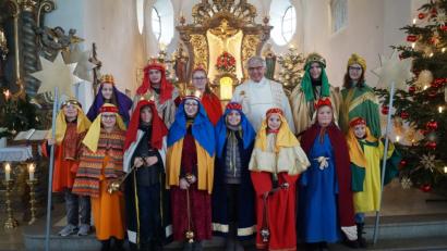 Bild: Kreuzer, Tom
Anlage Bild tok
von Links oben: Sophia Musall, Felix Bartmann, Anna-Lena Musall, Pfarrer Manfred Wundlechner, Vinzenz Kahl, Karin Raab
von links unten: Milo Treml, Franziska Fichtl, Toni Pirntke, Melanie Kallmeier, Antonia Würth, Anne Schönberger, Magdalena Treml, Eva Schönberger
nicht im Bild: Timo Schönberger