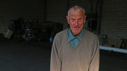 Bild: jrh
Rudolf Zeitler zeigt eine tschechische Munitionskiste mit der Aufschrift „vybušné“, explosiv und „Kyselina pikrová“, Pikrinsäure und eine Kiste aus deutscher Herstellung.