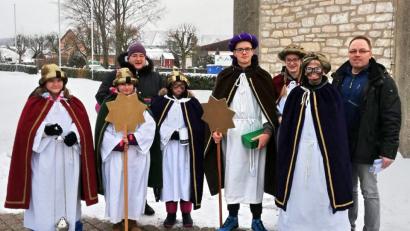 Bild: hai
Bianca Hummer (hinten links) und Norbert Nickl (rechts) begleiten die Sternsinger Zeline Oehmisch, Julia Hummer, Sophia Kammergruber, Manuel Nickl, Hannah Zeitler und Philipp Zeitler (von links).