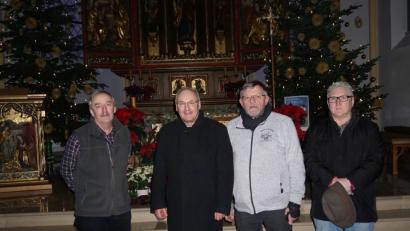 Bild: rlö
Auch die Krippendarstellungen in der Herz Jesu Kirche beeindruckten Bischof Rudolf Voderholzer (2. von links), hier mit seinen Begleitern WernerSchmidt, Wolfgang Albersdörfer und Reinhold Erdelt (von links).