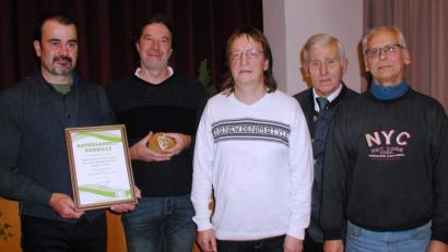 Bild: ld
Sie bilden den Kern des Arbeitskreises Natur Brand: (von links) Obmann Stefan Jungnickl, Gerald Hoch, Oliver Ulbrich, und Max Prechtl. Mit ihnen freut sich Bürgermeister Ludwig König (Zweiter von rechts) über die Auszeichnung mit der Umweltmedaille.