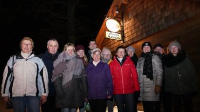 Bild: fvo
Lauf10-Abteilungsleiterin Angela Rucker (Fünfte von rechts) führt die Gruppe mit Johann Weig aus Ottenrieth (Zweiter von links) zum Kühbachhof. Dort war der Jahresrückblick der Abteilung des TV Vohenstrauß.