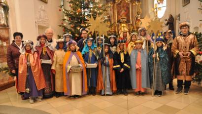 Bild: dob
In ihren königlichen Gewändern waren die Sternsinger im gesamten Pfarreiengebiet Roggenstein unterwegs und haben den Segen in die Häuser gebracht. Pfarrer Gerhard Schmidt (hinten) dankte den Kindern für das erbrachte Freizeitopfer.