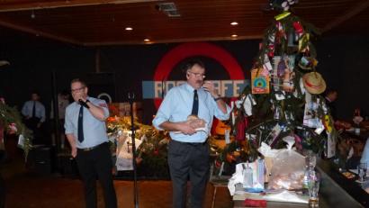 Bild: hme
Einen Berg von Gegenständen bringt das Versteigerungsteam Johannes Kick und Herbert Lorenz (von links) unter die Gäste.