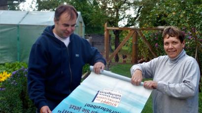 Bild: jml
OWV-Vorsitzender Markus Müller und Karin Zielbauer, seine Stellvertreterin, können bald die Plakate für das Volksbegehren "Artenvielfalt" wieder ausrollen. Am 31. Januar beginnt in den Rathäusern die Eintragungsfrist.