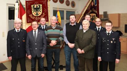 Bild: njn
Langjährige Mitglieder konnten bei der Feuerwehr Erbendorf geehrt werden. Auf dem Bild (von links) Vorsitzender Albert Vollath, Bürgermeister Hans Donko, zweiter Kommandant Wolfgang Gruber, die Geehrten Josef Böckl, Josef Bollmann und Josef Schleicher sowie Kommandant Bernhard Schmidt, zweiter Vorsitzender Tobias Bollmann und Schriftführer Benjamin Schlicht.