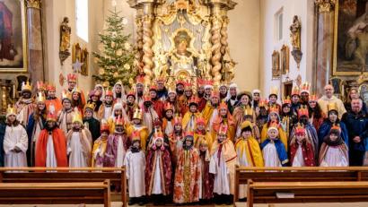 Bild: bl
Die 60 Sternsinger der Pfarrei Teunz, vor dem Alter in der Pfarrkirche Sankt Lambert, mit Pfarrer Herbert Rösl und den Betreuern Josef Pflug und Christiane Hammer (rechts im Bild).