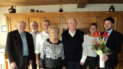 Bild: ksi
Viele Gratulanten fanden sich bei Siegmund Junge (Dritter von rechts) ein. Neben Ehefrau Barbara, Sohn und Schwiegertochter wünschten Bürgermeister Peter Neumeier (rechts) sowie Christian Benoist (links) und Rudolf Boritzka (Zweiter von links) alles Gute.