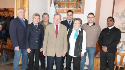 Bild: pi
Johann Völkl (Vierter von links) freut sich zusammen mit seiner Ehefrau Roswitha über die vielen guten Wünsche.