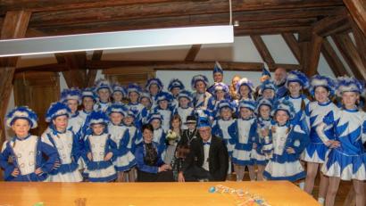 Bild: u
Nicht nur in ihren schmucken Kostümen, auch als Jackson Girls werden die 28 Mädchen der Kinder- und Jugendgarde bei ihren Auftritten das närrische Publikum begeistern. Mit dabei (vorne kniend): Regina Merkl und Bürgermeister Hermann Falk, dazwischen Prinzessin Eva I. und Prinz Felix I.