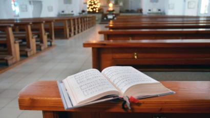 Bild: Gabi Schönberger
Der Weg in die Kirche. Für viele Menschen ist er nicht mehr attraktiv. Insgesamt hat die Zahl der Kirchenaustritte in Weiden im vergangenen Jahr aber nachgelassen.