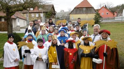 Bild: rgl
Alle fünf Sternsingergruppen statteten Pfarrer Arnold Pirner gemeinsam einen Besuch im Pfarrhof ab, sangen das Lied "Sternsinger gehn von Haus zu Haus - wir teilen den Gottes Segen aus" und räucherten mit 5 Weihrauchfässern in dem historischen Bauwerk. Natürlich wurde auch der Segen 20 * C + M + B * 19 an der Haustür angeschrieben.