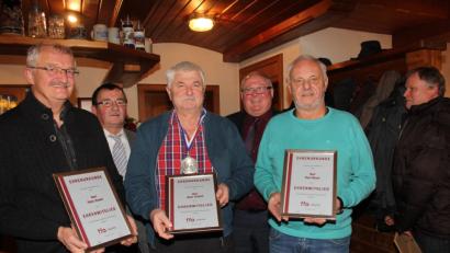 Bild: frd
Da sie schon 40 Jahre der Oberviechtacher Wehr angehören, das 65. Lebensjahr vollendet und sich über Jahrzehnte hinweg für die Stützpunkt Wehr eingesetzt haben, wurden Hans Zwack, Alois Früchtl und Paul Bauer (mit Urkunden von links) zu Ehrenmitgliedern ernannt. Für ihren Einsatz dankten ihnen (hinten von rechts) Bürgermeister Heinz Weigl und Vorsitzender Johann Roßmann.