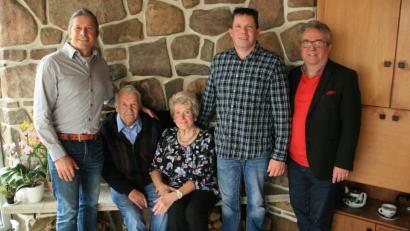 Bild: wro
Wenige Tage nach dem Jahreswechsel feiert Silvan Lindner seinen 90. Geburtstag. Im Bild von links Sohn Jörg, Silvan und Birgit Lindner, Sohn Ralf und Bürgermeister Toni Dutz.