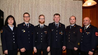 Bild: bey
Stefan Bäumler (Zweiter von links) ist neuer Kommandant der Feuerwehr Parkstein. Das Amt das Schriftführers übt Julian Hagen (Dritter von links) aus. Als neuer Beisitzer fungiert Franz Kick (Dritter von rechts). Zur Wahl gratulieren Bürgermeisterin Tanja Schiffmann (links), Vorsitzender Markus Werner und Kreisbrandrat Marco Saller (von rechts).