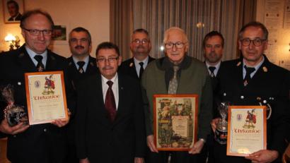 Bild: kro
Langjährige passive und aktive Mitglieder wurden geehrt. Unser Bild zeigt von links Ludwig Schels, 2. Kommandant Thomas Schimmel, 2. Bürgermeister Karl Busch, Kreisbrandmeister Günther Fachtan, Josef Schultes, 1. Vorsitzenden Markus Schultes und 1. Kommandant Richard Wegmann.
