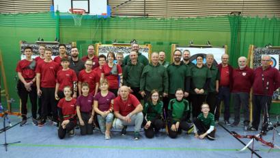 Bild: bkr
Gemeinsam geht es besser und macht mehr Spaß: Der BSC Bärnau und die SG Immenreuth tragen zusammen eine Gaumeisterschaft in der Immenreuther Mehrzweckhalle aus. Farblich getrennt: Grün die Bärnauer und Rot die Immenreuther Bogenschützen.