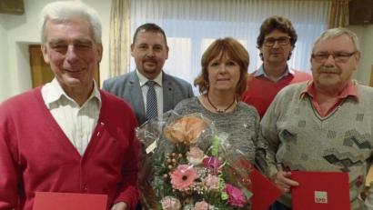 Bild: Brendel, Hubert (BR)
Zum letzten Mal werden treue Sozialdemokraten des Ortsvereins Neustadt am Kulm/Vorbach für ihre Mitgliedschaft geehrt. Von links: Alfons Foitzik, Kreisverbandsvorsitzender Markus Ludwig, Vorsitzende Silvia Szydlik, Fritz Betzl vom SPD-Ortsverein Eschenbach sowie Horst Priebe.