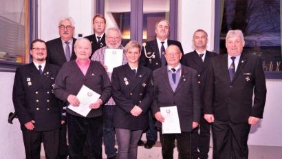 Bild: arw
Die Geehrten mit Gästen. Uli Kelnhofer, Konrad Kraus, Evelyn Kelnhofer Johann Confal, Alfon Betzl (vorne, von links). Bürgermeister Rupert Troppmann, Henry Rehfeldt, Bernhard Lang, Engelbert Eckart und Jürgen Bühl (hinten, von links)