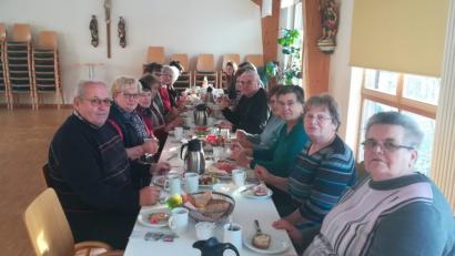 Bild: rkp
Nach dem Gottesdienst trafen sich zahlreiche Teilnehmer zum gemeinsamen Frühstück im Pfarrsaal.
