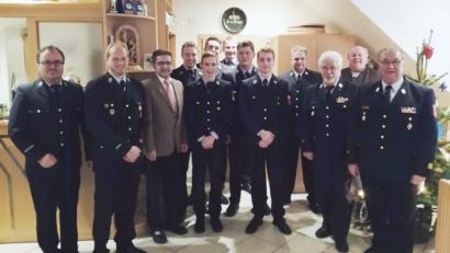 Bild: exb
Die Weichen für die Feuerwehr stellen (von links) Kinderwart Franz-Josef Köstler, Vorsitzender Benjamin Müller, Bürgermeister Franz Tauber, Andreas Hautmann, Johannes Hautmann, Patrik Kraus, Jugendwart Fabian Rauch, Max Kellner, Gandhour Ali, Kommandant Matthias Kraus, Kreisbrandmeister Uwe Meier, Kreisrat Andreas Voit und Kreisbrandinspektor Winfried Prokisch.