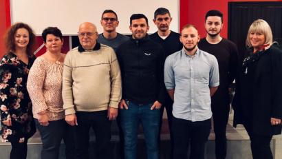 Bild: ibs
Michaela Scheler, (links) ist nicht mehr Vorsitzende des SV Inter, bleibt aber im Vorstand, zu dem auch Marion Singerer, Georg Carlejan, Waldemar Waschkau, Granit Sejdiu, Thomas Schneider, Alexander Becker, Dardan Mujku und Maria Maget (weiter von links) gehören.