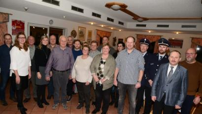 Bild: bey
Alois Hubmann (vordere Reihe, Dritter von links) feiert mit Ehefrau Rita (rechts daneben), den Kindern Renate, Dagmar (von links), Johannes und Ingeborg (neben Ehefrau Rita), den Vertretern des Handwerks und vielen Vereinsaabordnungen im TSV-Sportheim seinen 70. Geburtstag.