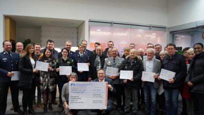 Bild: du
Die Zweigstellenleiter Gerhard Haberl und Reinhilde Ernst (vorne in der Hocke, mit großem Scheck) überreichten insgesamt 5750 Euro aus dem Topf des Gewinnsparvereins für die Jugendarbeit in den Vereinen und Institutionen.