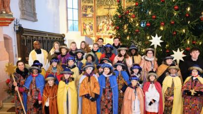 Bild: do
„Wir gehören zusammen“ und „Segen bringen, Segen sein“. Unter diesem Thema stand die Sternsinger-Aktion 2019. Am Vortrag des Dreikönigsfestes entsandten Pfarrer Paul und Gemeindeassistentin Eva-Maria-Frohmann 27 „Königinnen und Könige“ mit ihren Begleitern in sieben Gruppen zur Sternsinger-Aktion in die Straßen und Siedlungen der Stadt.