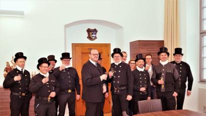 Bild: arw
Kaminkehrer-Obermeister Peter Wilhelm und seine Kollegen kamen als Glücksboten ins Landratsamt zu Landrat Andreas Meier.