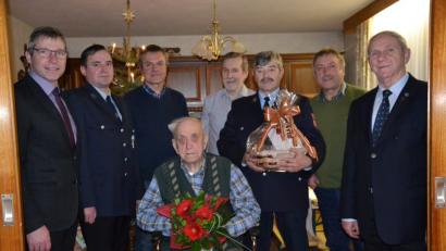 Bild: gi
Josef Irlbacher blickt auf 95 Jahre zurück. Ihm gratulieren die Söhne Konrad, Alfons und Josef (von links), Pfarrer Josef Most (rechts), Bürgermeister Hermann Ach (links) sowie die Abordnung der Feuerwehr Ödpielmannsberg.