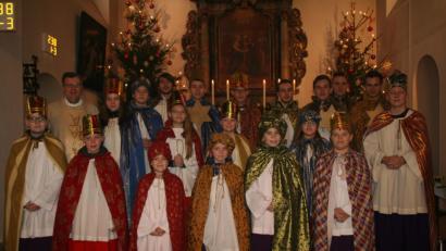 Bild: fpoz
Die Poppenreuther Sternsinger mit Pfarrer Bernd Philipp.