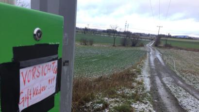 Bild: we
"Vorsicht Giftköder" warnt ein Zettel, der an einem der Kotbeutelbehälter entlang der Gassistrecke zwischen Pirk und Schirmitz hängt.