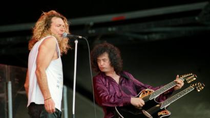 Bild: Uwe Zucchi/dpa
Jimmy Page (rechts), britischer Gitarrist und Gründer der Band Led Zeppelin, und Robert Plant geben 1995 ein Konzert beim "Hessentag".