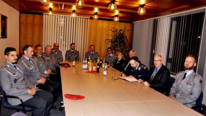 Bild: ds
Major Matthias Thiele (Dritter von links) trägt sich zusammen mit der Abordnung seiner Kompanie, mit den Schützenmeistern Dietmar Beyer und Claudia Schaupp (Vierter und Fünfte von links) und den Vorsitzenden der Reservistenkameradschaft Holnstein und Umgebung, Werner Übelacker und Hermann Förster (Fünfter und Vierter von links), in das Gästebuch der Gemeinde Neukirchen ein.