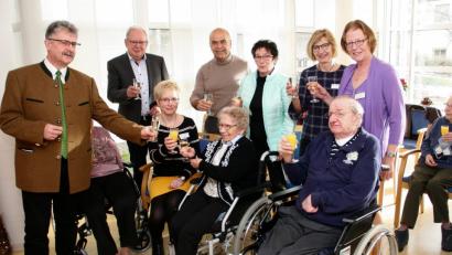 Bild: wro
Auf 2019 stoßen (stehend von links) Bürgermeister Wolfgang Braun, die Markträte Rainer Bleistein, Hermann Stock (beide SPD) und Anna Koller (Freie Wähler) sowie Edith Urbancyk, Petra Lippert (von rechts) und Claudia Englmann (vorne links) vom SSH mit den Bewohnern an.